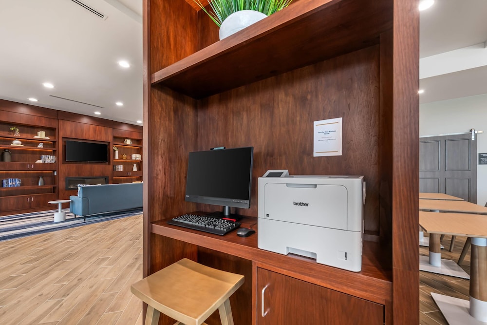 Comfort Inn & Suites Orlando Sanford Airport 40/54