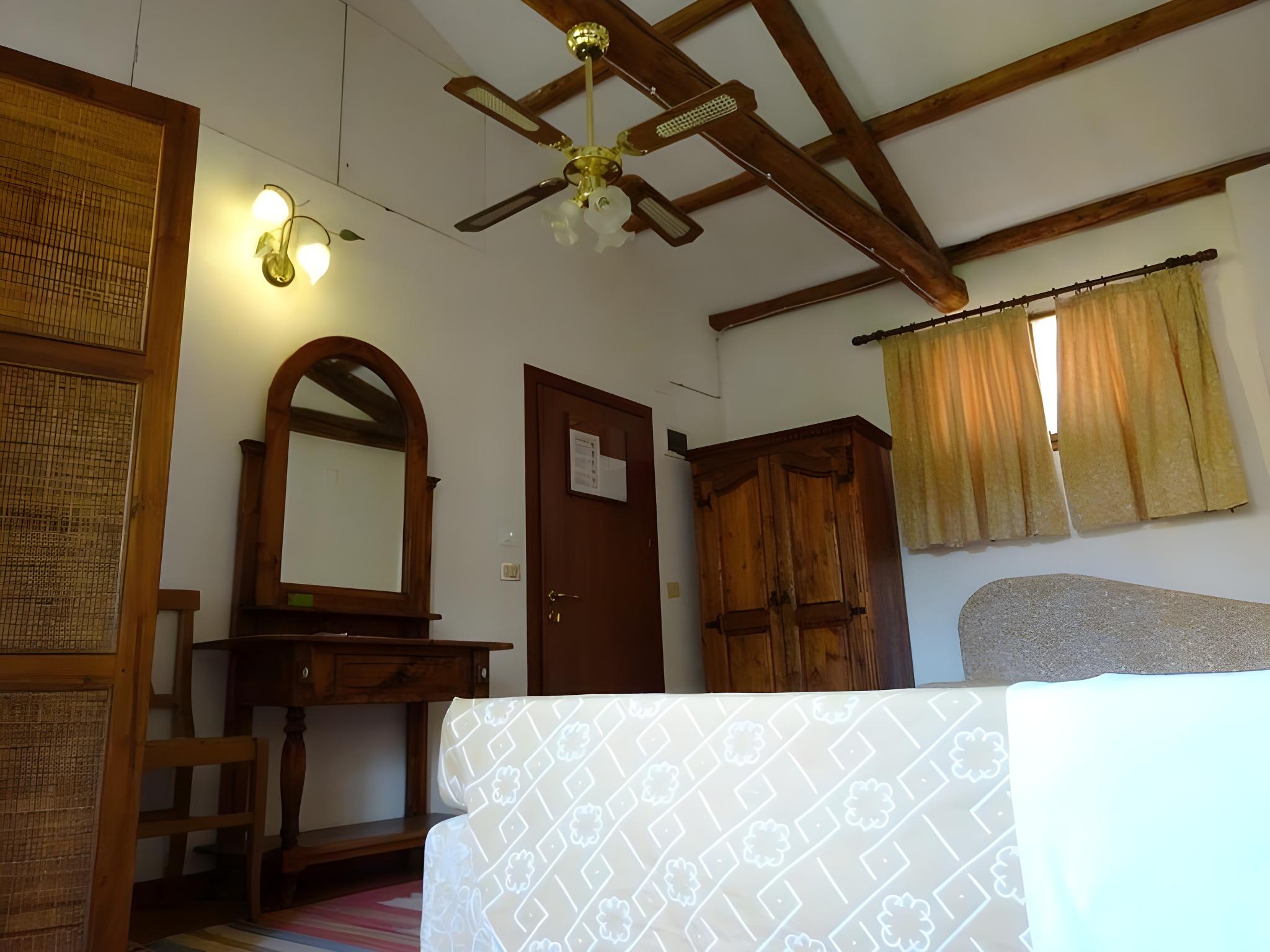 ROOM, SINGLE, SHARED BATHROOM