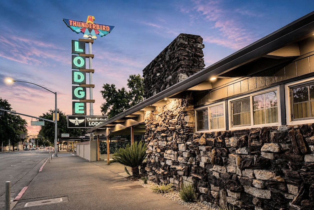Thunderbird Lodge 69/71