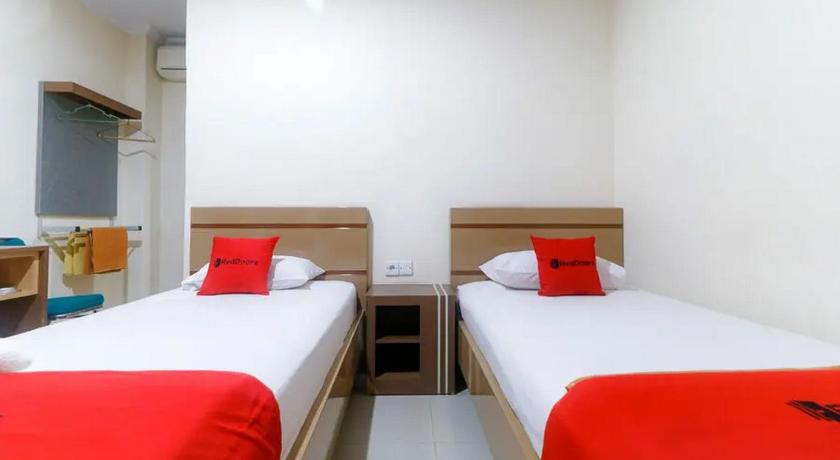 RedDoorz Plus near WTC Batanghari Mall 18/27