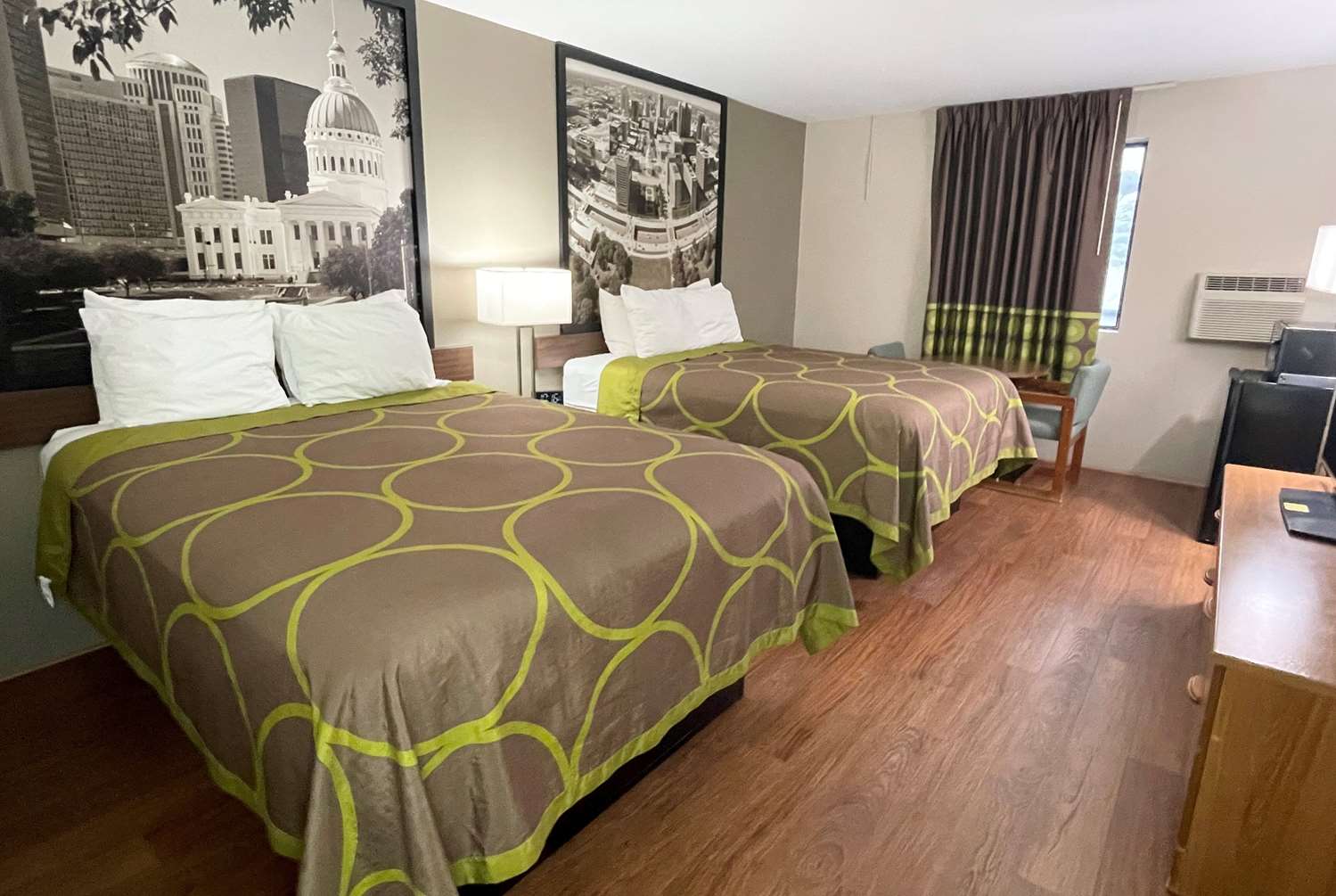 Super 8 by Wyndham Eureka/Six Flags Nearby 11/19