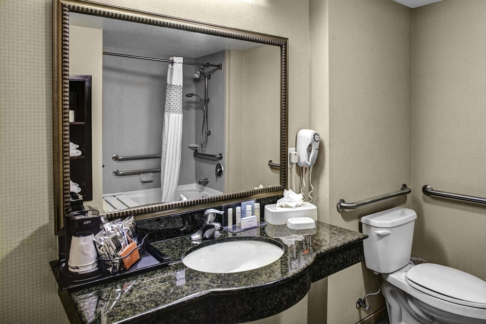 Hampton Inn and Suites-Bakersfield/Hwy 58, CA 22/51