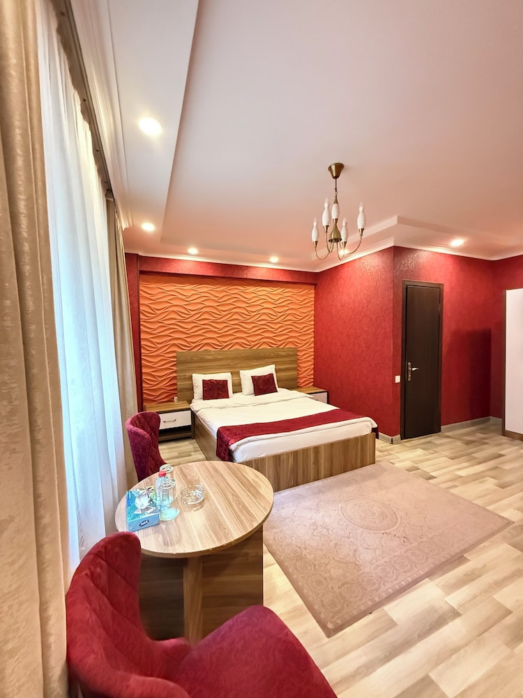 Gallery Lux Hotel 18/30
