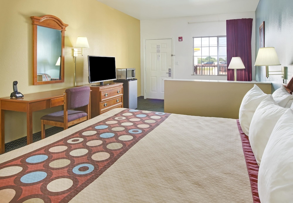 Super 8 by Wyndham Forney/East Dallas 12/27
