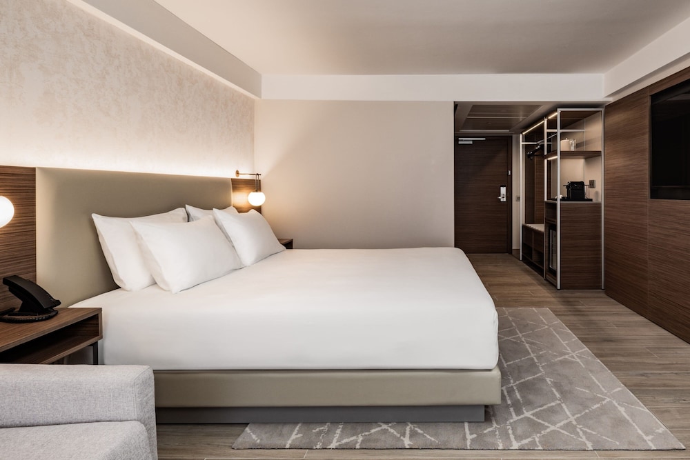 AC Hotel St. Julian's 4/40