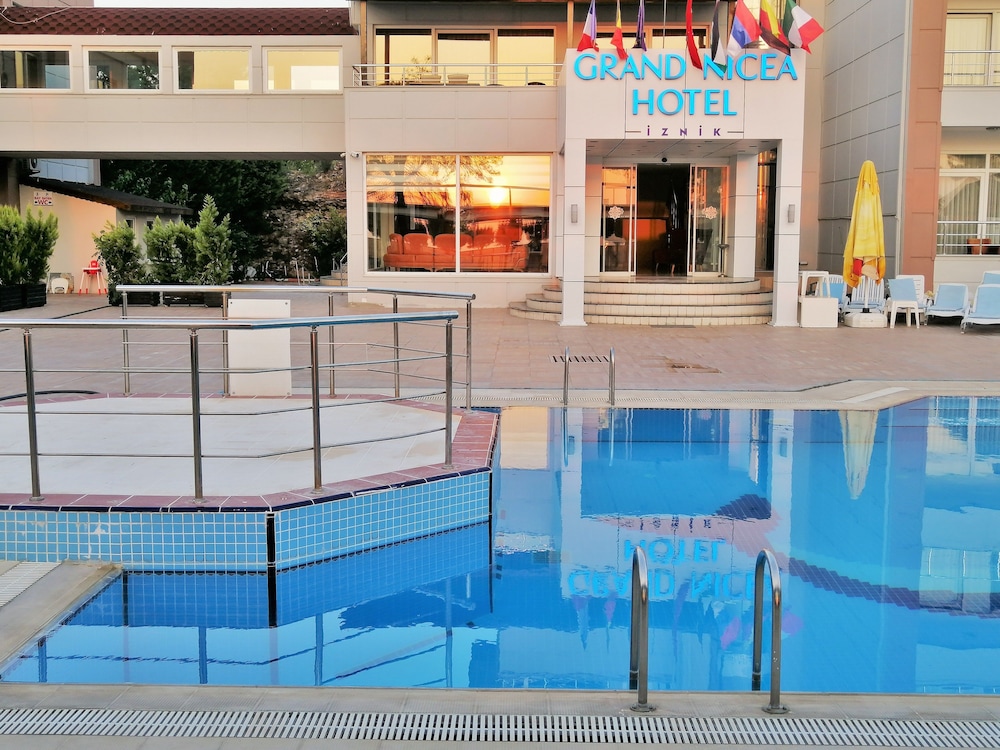 Lake Life Hotel 2/50