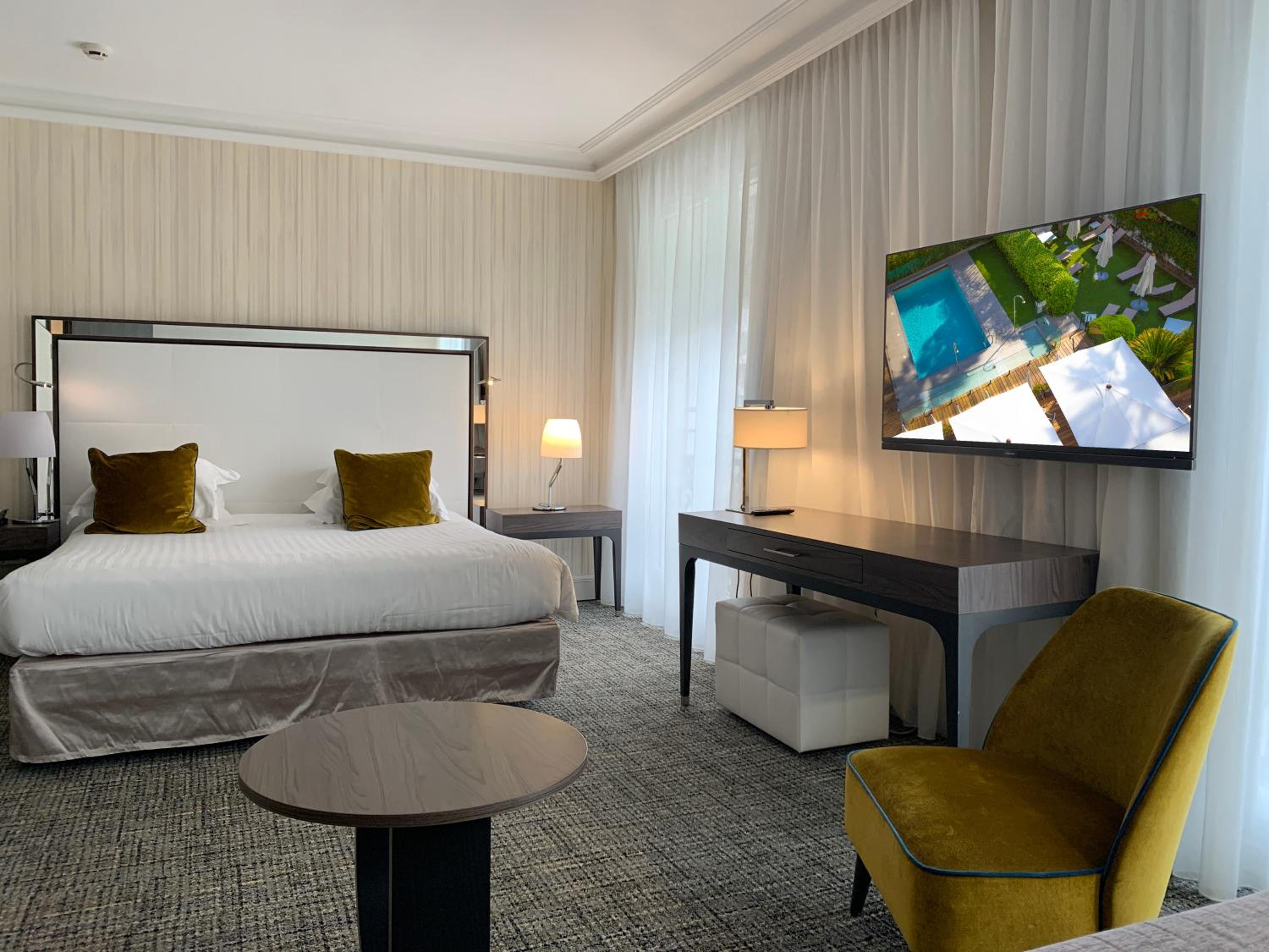 Garden, Junior Suite, Queen Bed, Sofa
