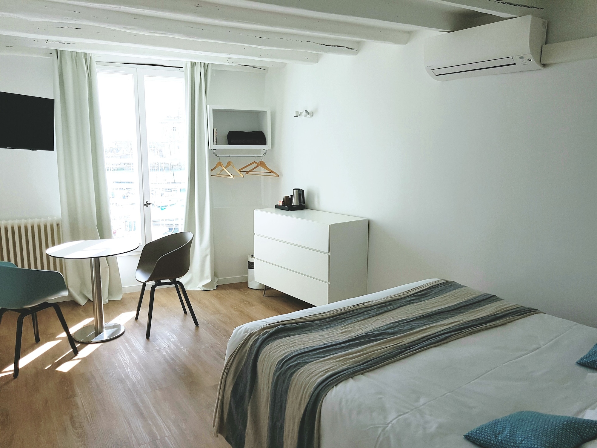 Junior Suite, 1 Single and 2 Double Beds, Sea View