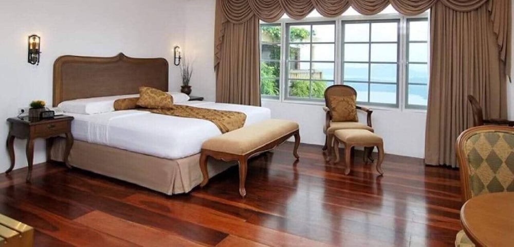 HONEYMOON, DIVINE, SUITE