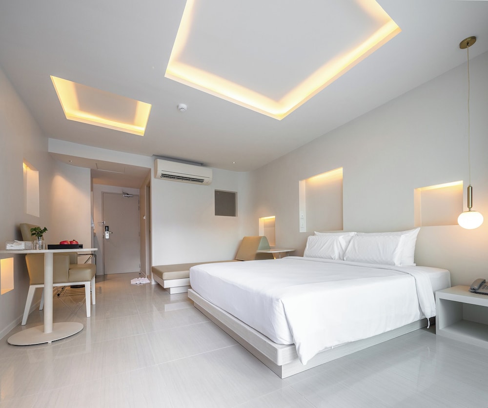 room, pool access