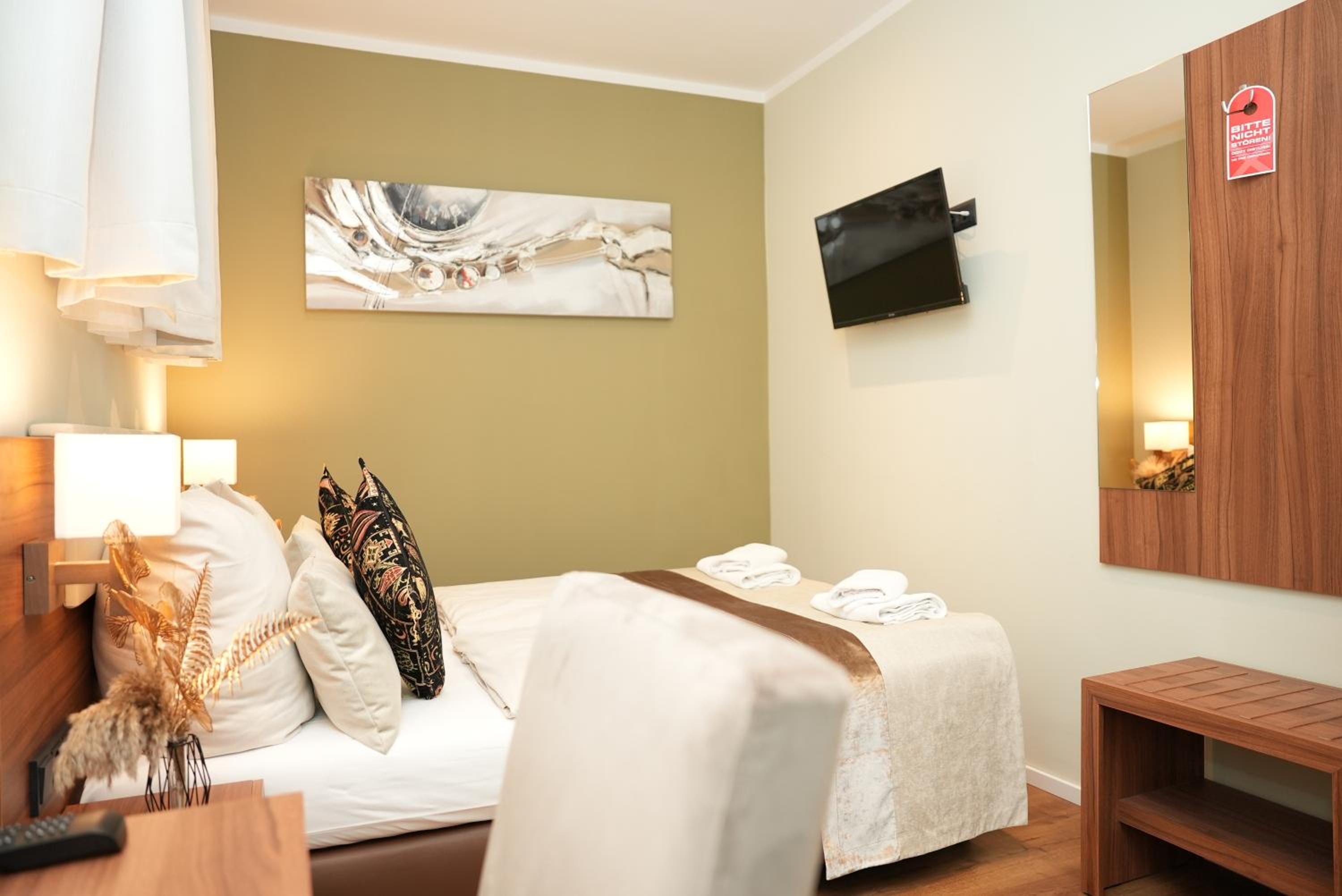 Budget, Basement, Double Bed، Hotel Attache 6/10