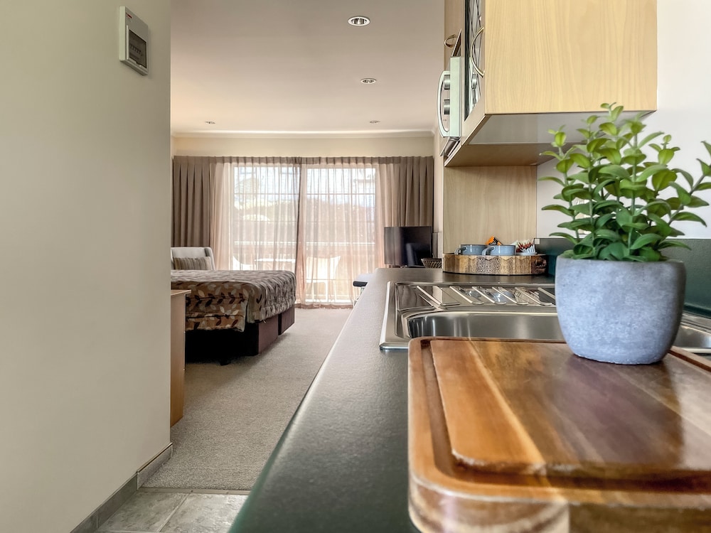 Greenlane Manor Motel 47/57