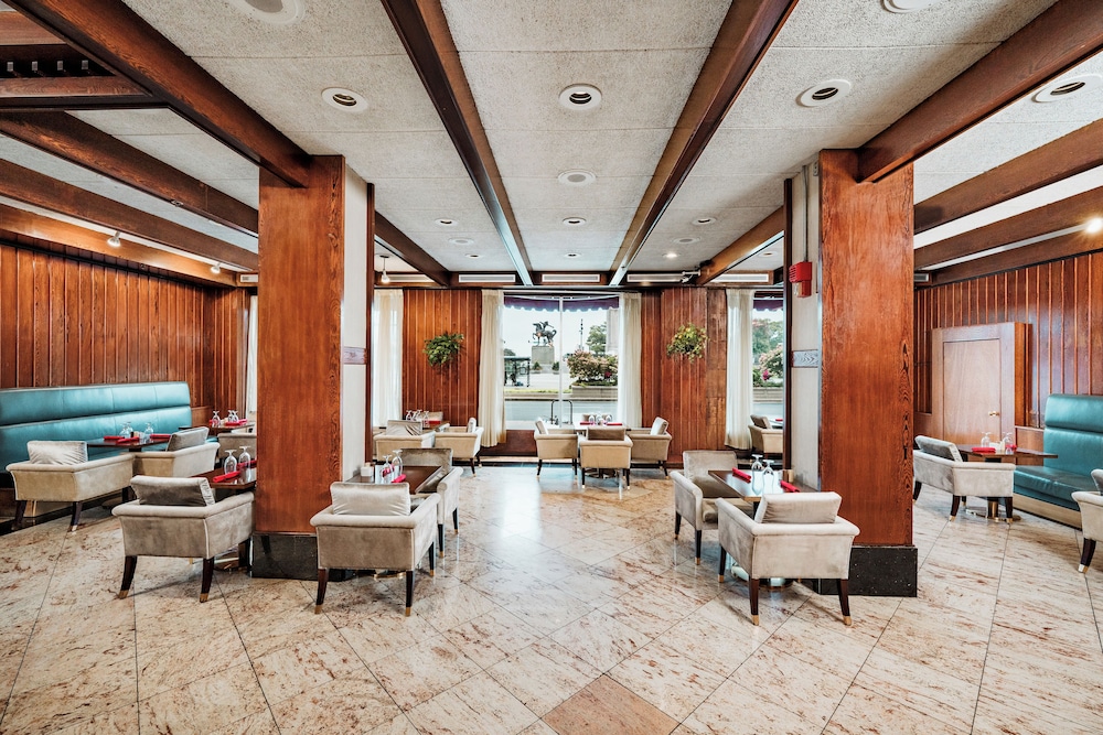 The Congress Plaza Hotel 26/50