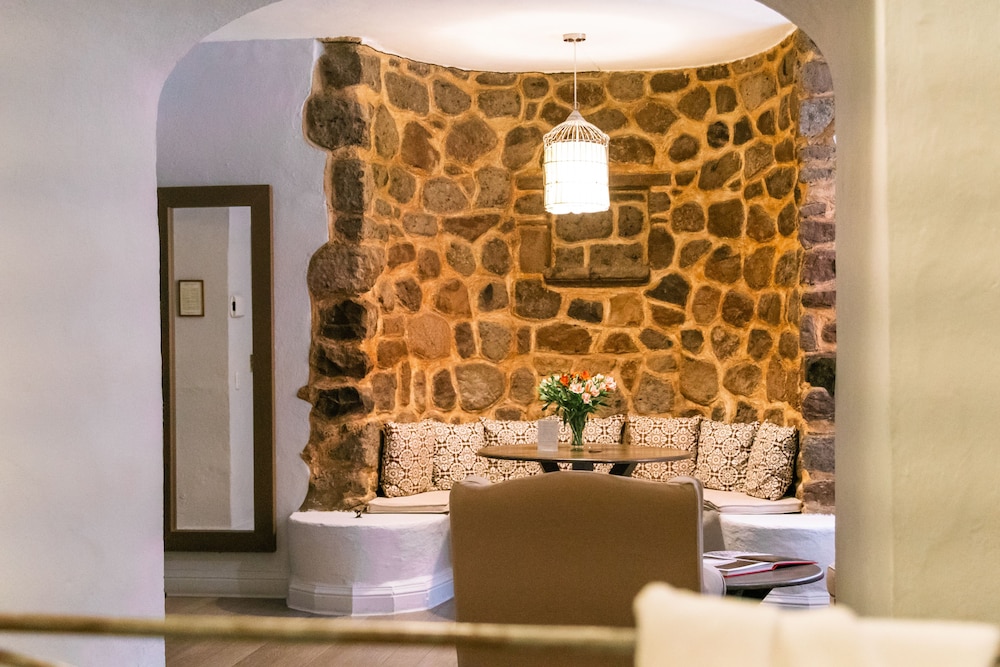 El Palomar Hotel 6/50