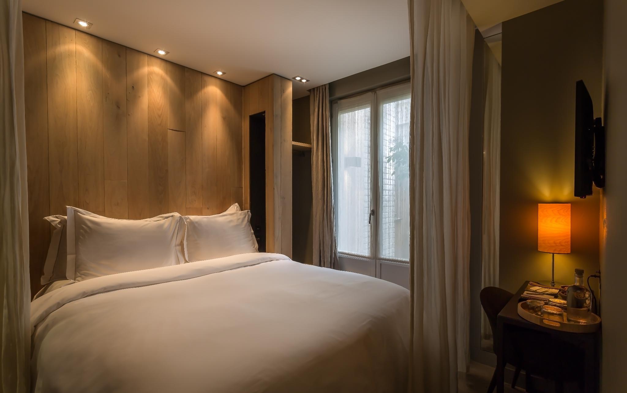 Emotion, Queen Bed, Terrace