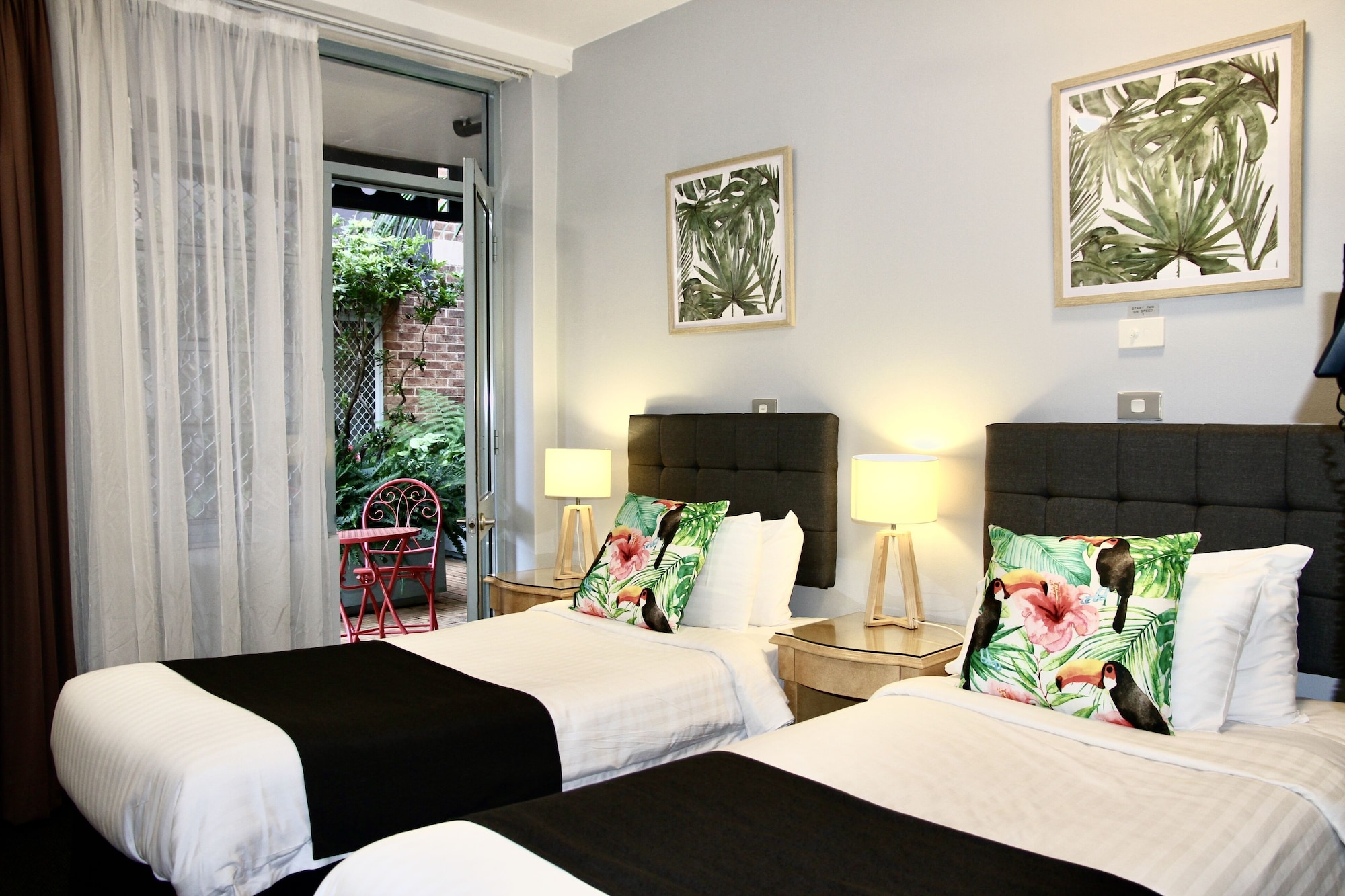 ROOM, TWIN BEDS
