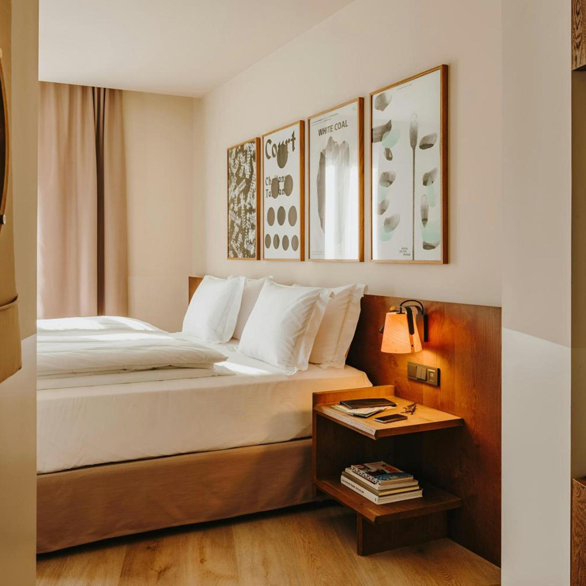 Room, King Bed, Street View, Balcony