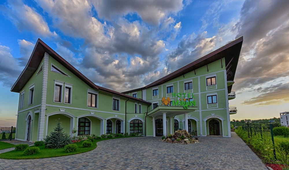 Magus Hotel 3/57