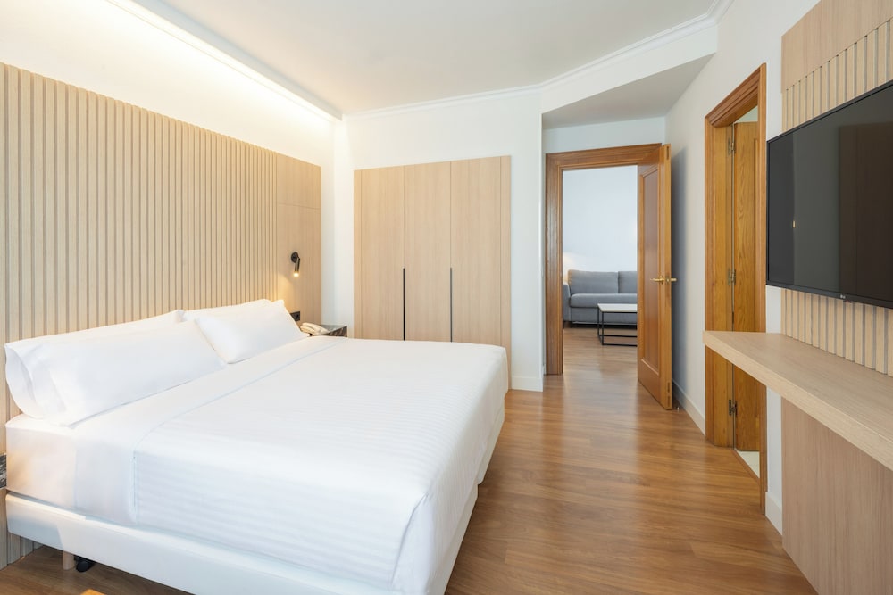 Junior Suite, 1 Queen and 1 Single Bed