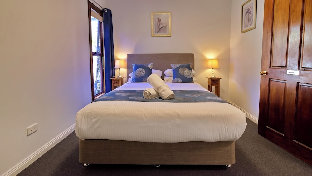 Island, Comfort, Queen Bed