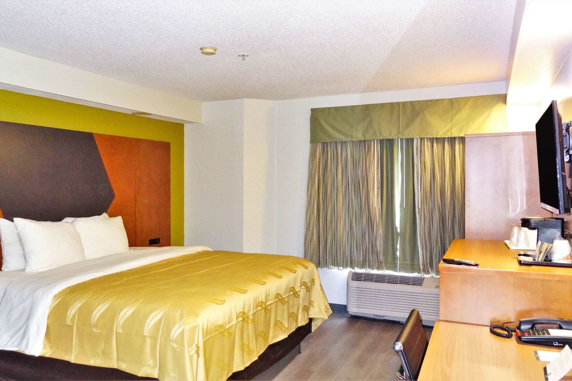 STANDARD, QUEEN BED
