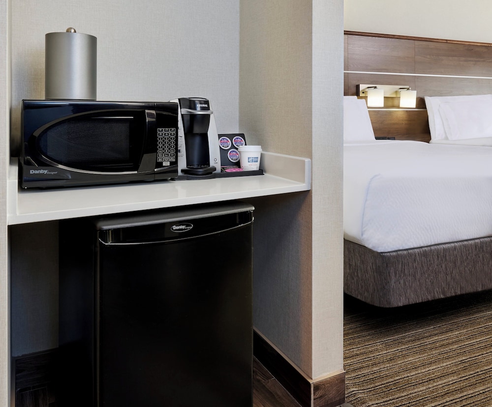 Holiday Inn Express And Suites Brantford 58/66