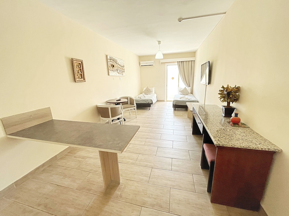 Antonis G Hotel Apartments 29/50