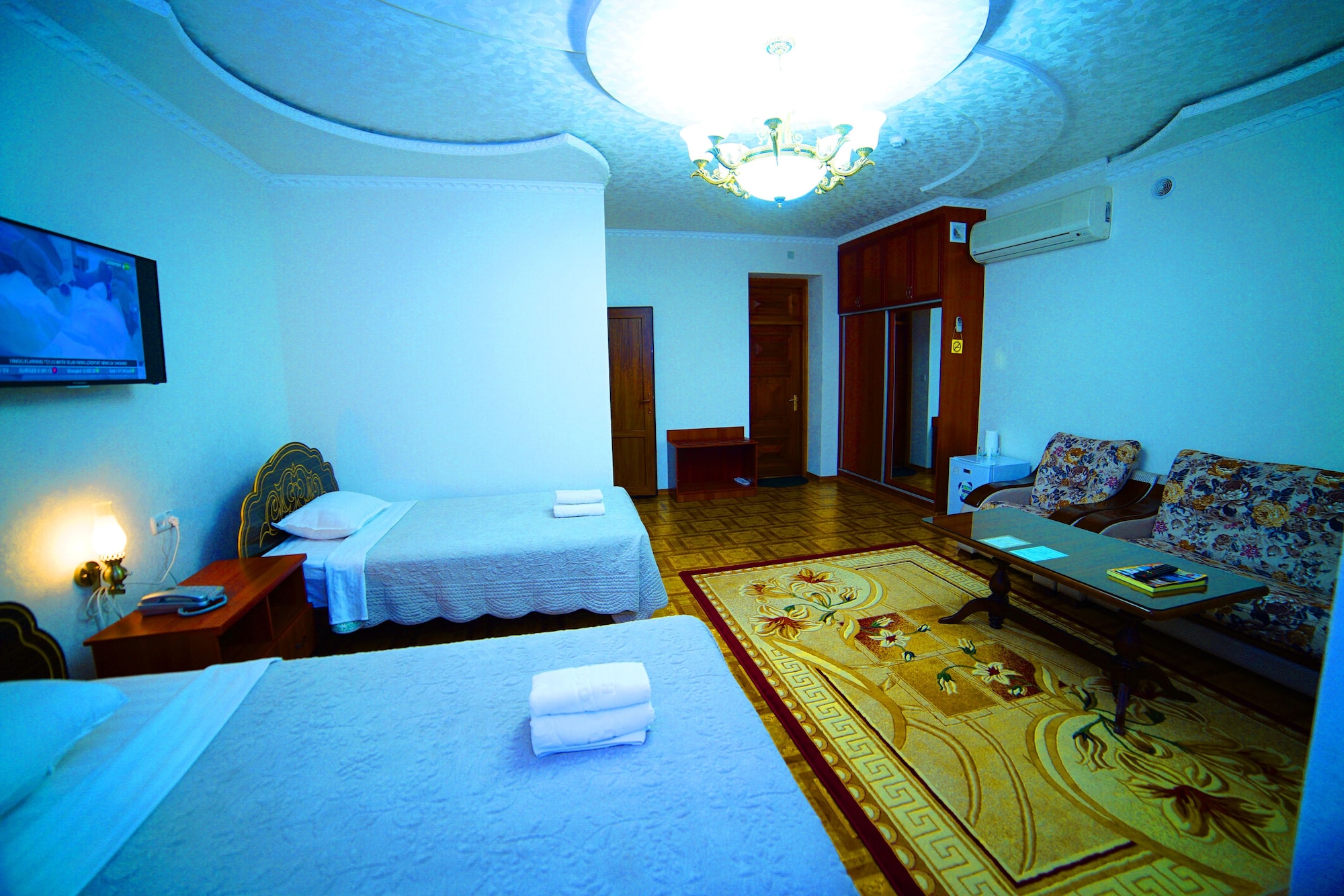 Deluxe, Twin Beds, Sofa