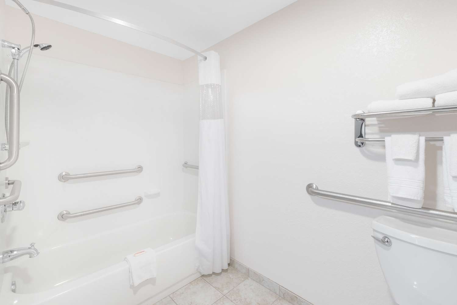 Days Inn by Wyndham Bismarck 32/32