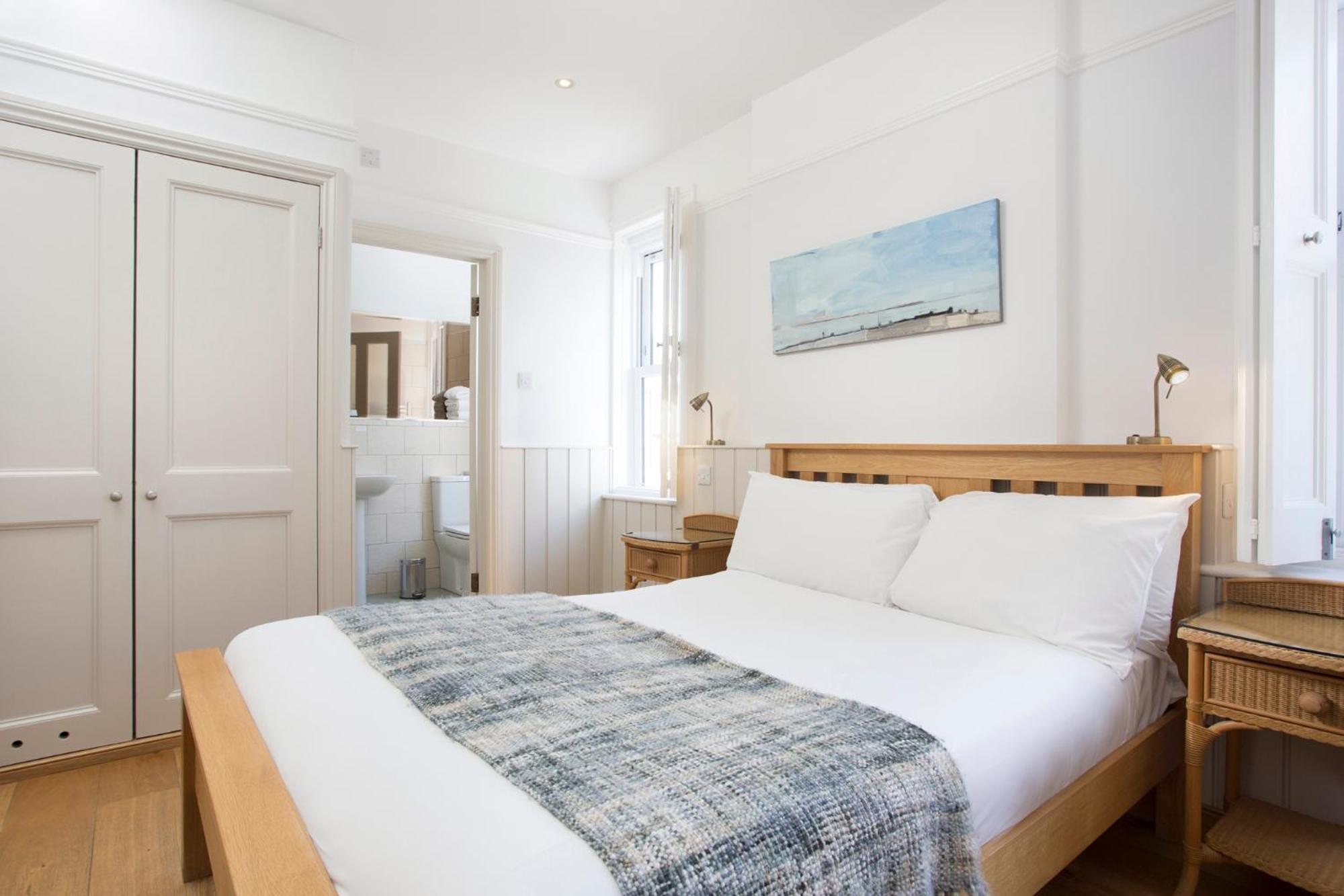 Deluxe, Double Bed, Lateral Side Sea View