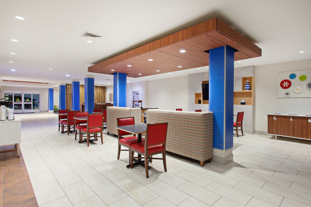 Holiday Inn Express Hotel & Suites Corona 46/57