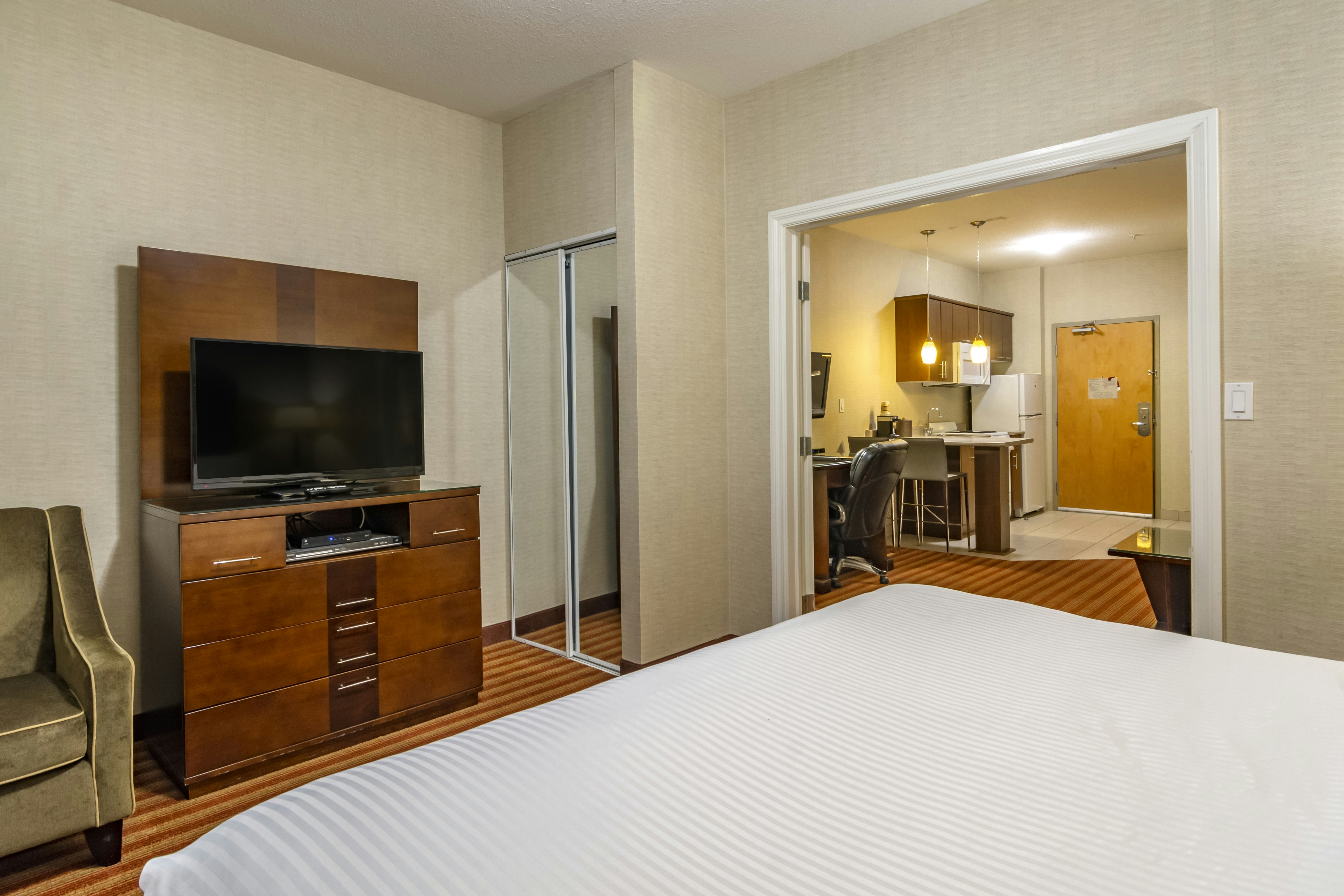 Devonian Hotel Suites 12/35