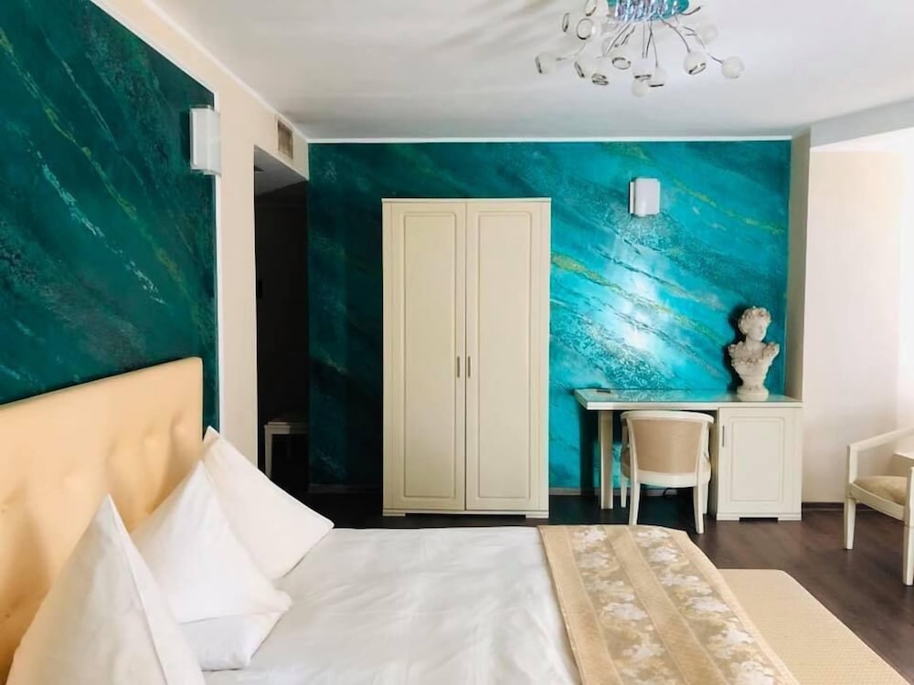 Paradis Hotel 8/34