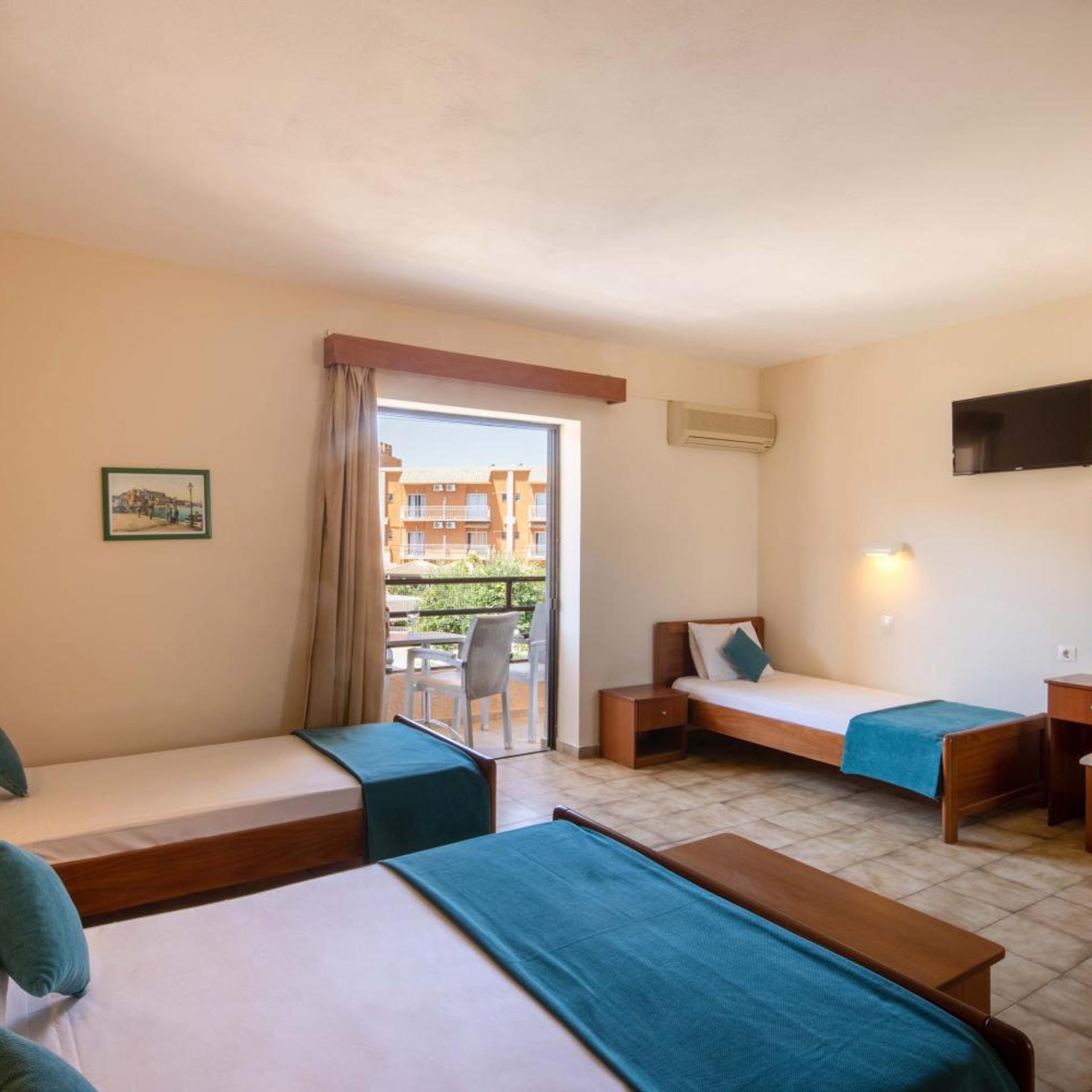 Rossis Beach Hotel 27/58