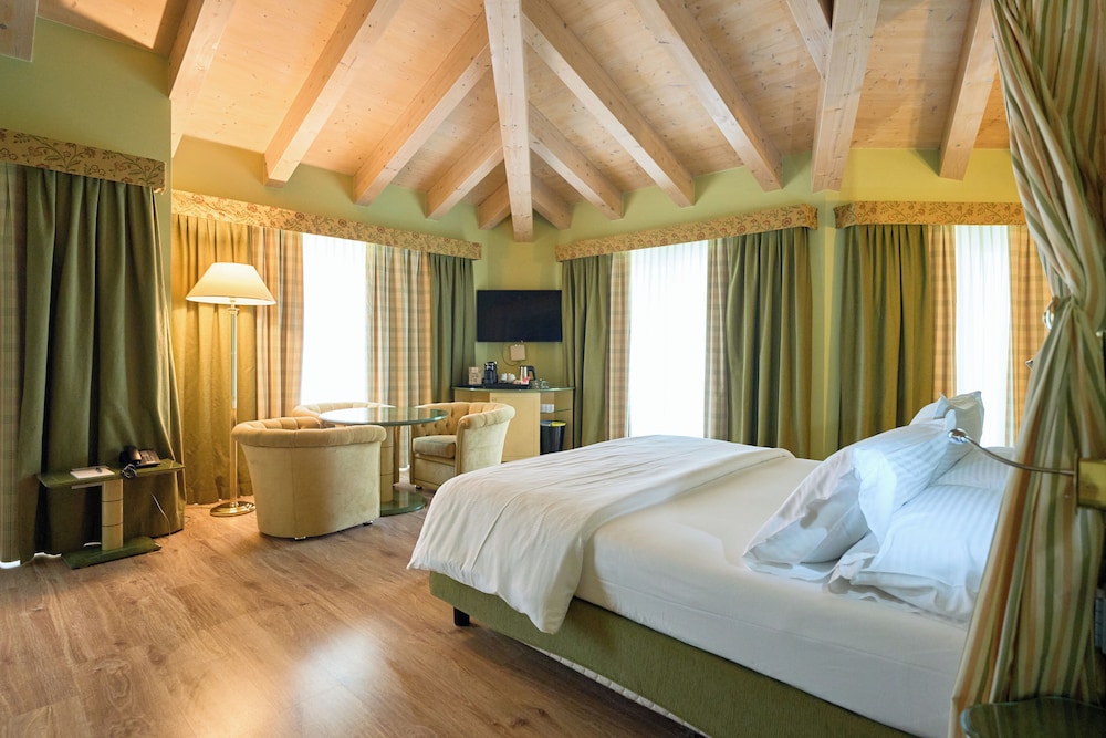 DELUXE, SUITE, JETTED TUB