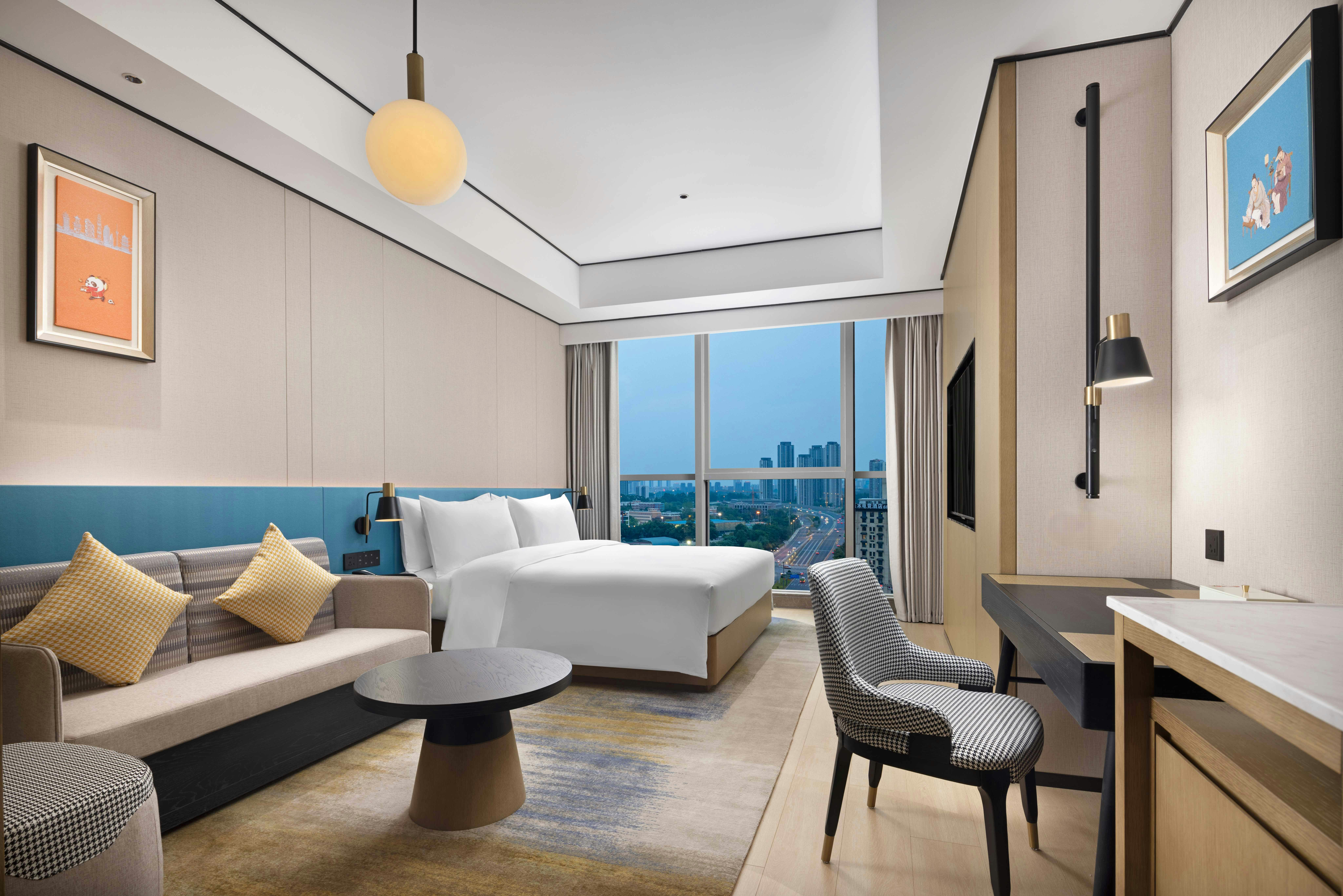 GUEST ROOM, KING BED