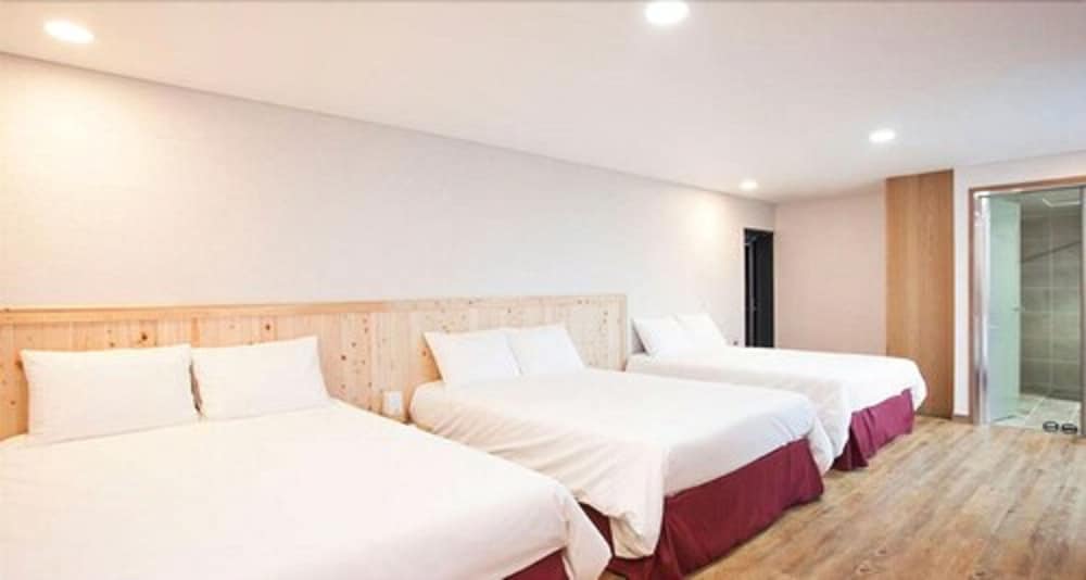 Hotel 52 15/57