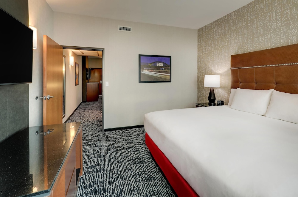 2 Rooms, Suite, King Bed, Sofa, Accessible