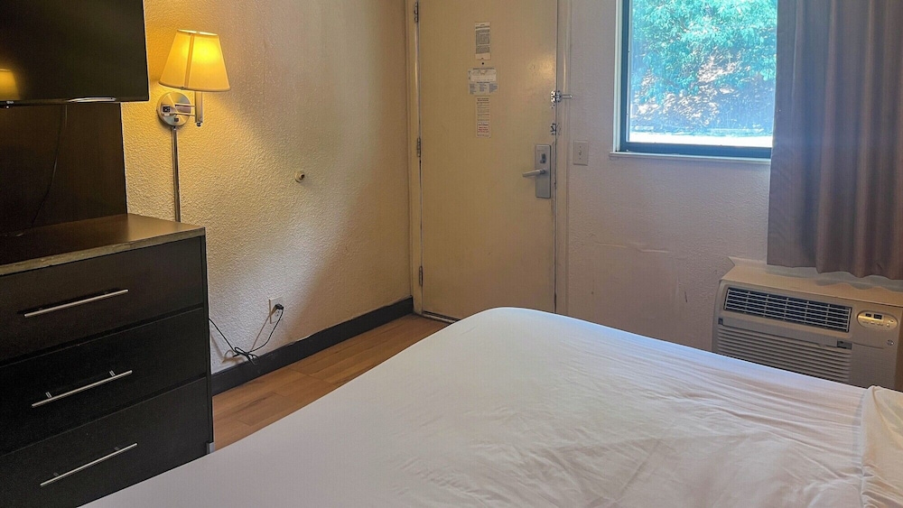 غرفة ديلوكس بسرير كينج، Motel 6 Atlanta Smyrna / Ballpark 5/10