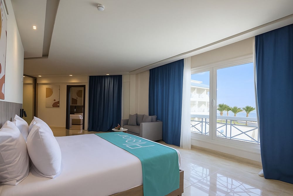 Family Suite, Queen and Twin Beds, Lateral Pool or Side Sea View