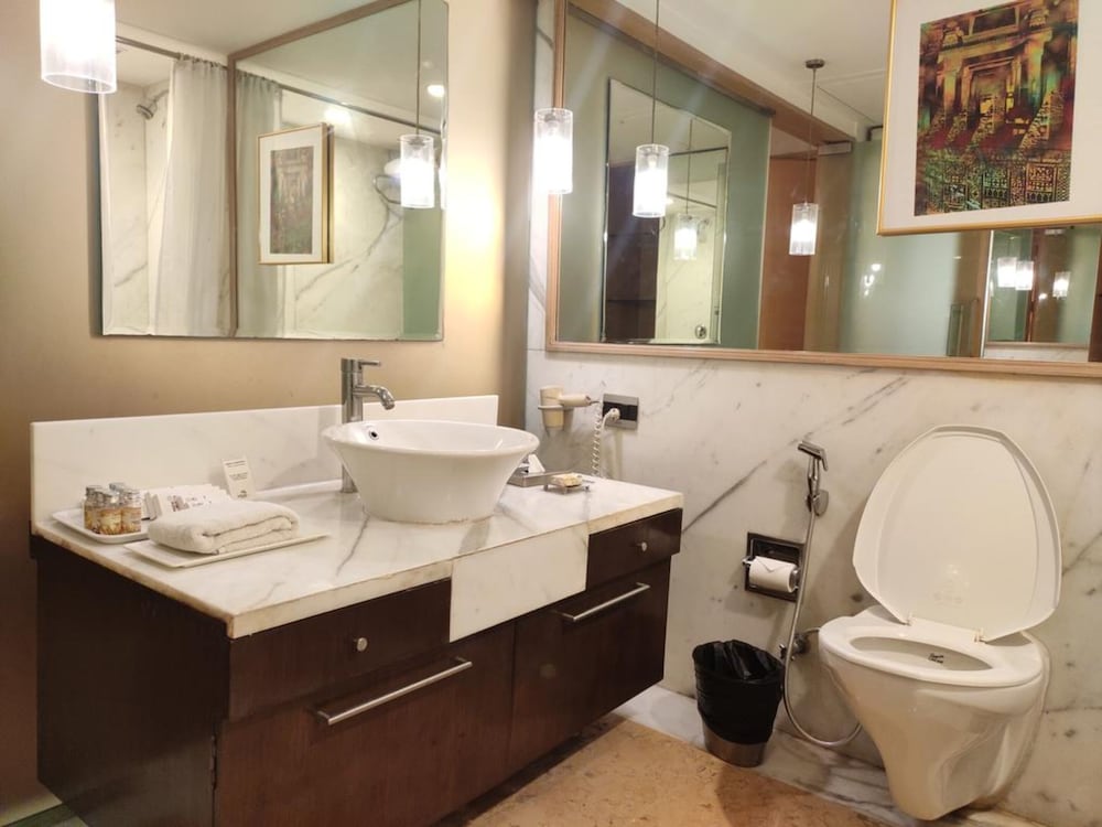 Pride Plaza Hotel Ahmedabad 34/36