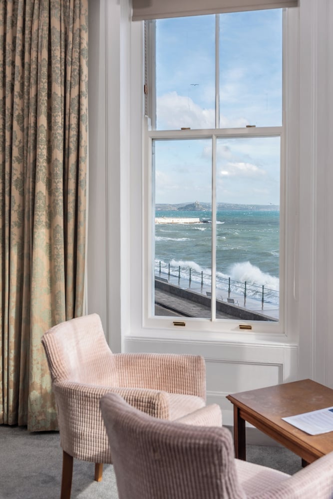 Queens Hotel 43/66
