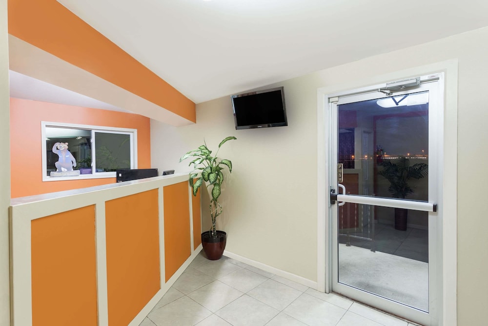 Travelodge by Wyndham Seymour 2/30