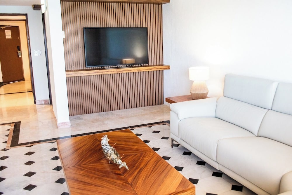 Hotel San Carlos Plaza, Beach & Convention Center 39/58