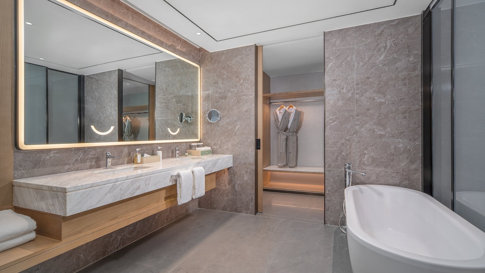 1 Bedroom, Suite, Single Bed, Dining Area، Holiday Inn Wuhan Houguan Lake by IHG 4/6