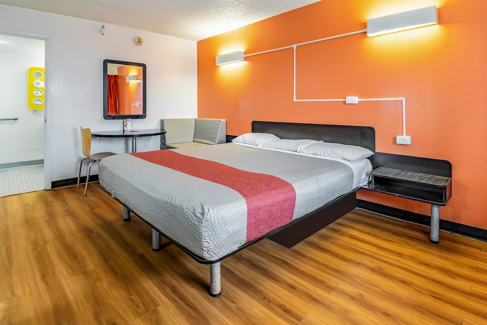 Motel6 Joliet, IL - I-80 21/58