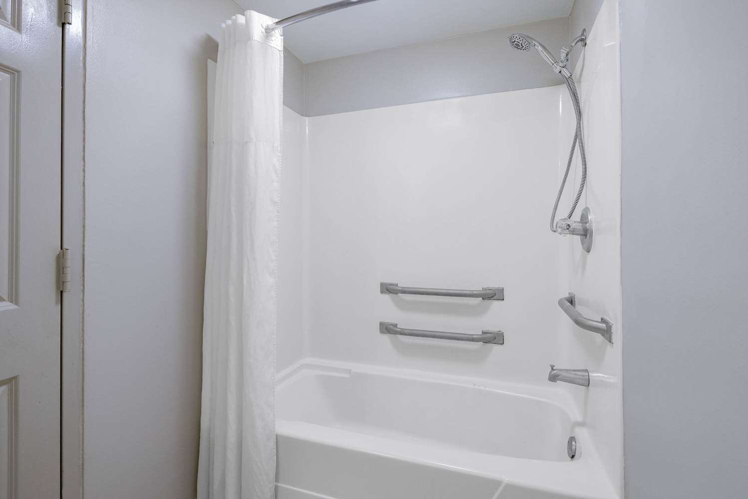Days Inn & Suites by Wyndham Savannah Midtown 55/56