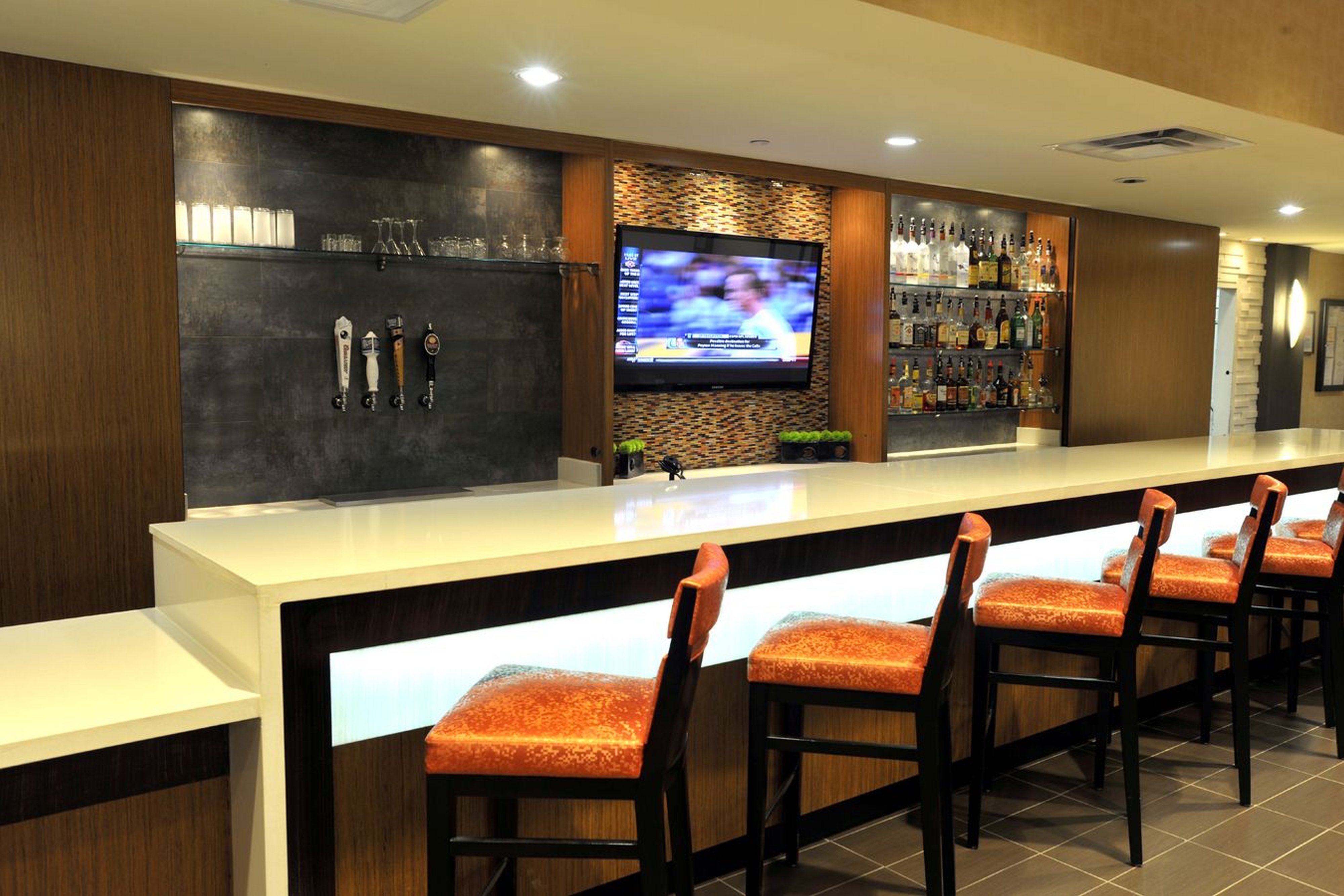 Holiday Inn & Suites Charleston West by IHG 16/32