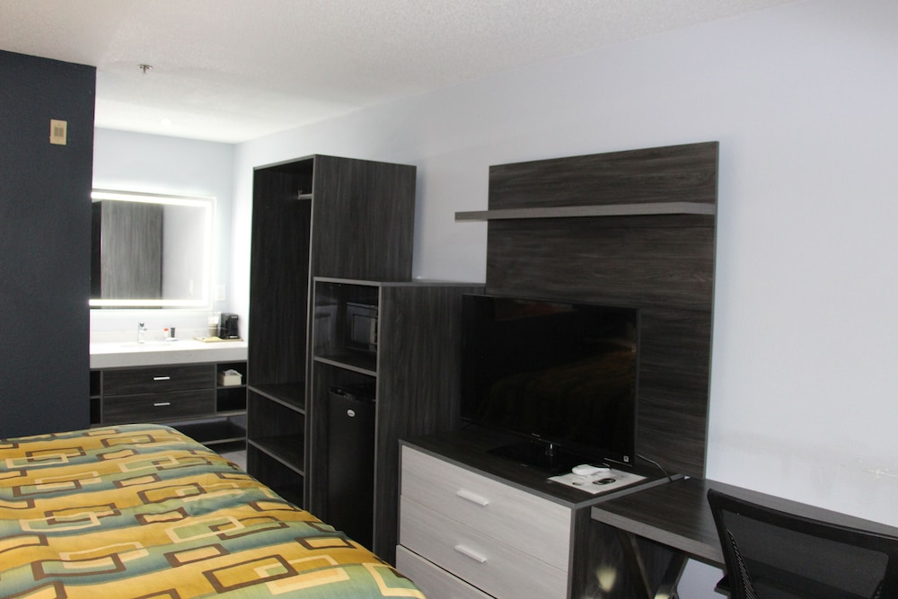 Douglas Inn And Suites 36/41