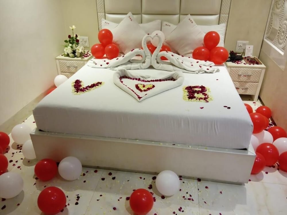 OYO Premium Bhai Bala Chowk 9/48